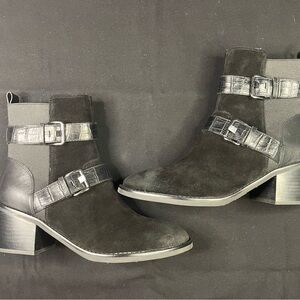 Donald J. Pliner  Dahlin Womens Suede Embossed Ankle Boots